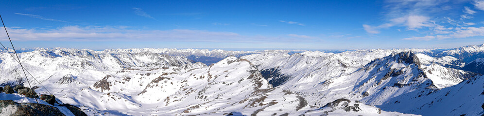 Fototapeta na wymiar Panorame der Tuxer Berge im Winter mit dem Tourengebiet der Lizumer Hütte