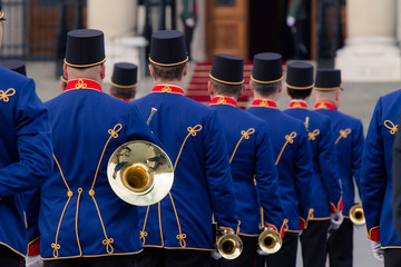 Hungarian military orchestra in front of the Parliament . - obrazy, fototapety, plakaty
