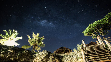 Nachthimmel am Equator im Afrika Tansanien Sansibar