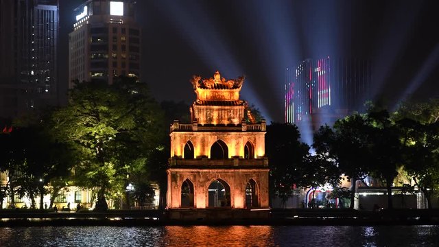 La tour de la tortue pendant la nuit &agrave; Hano&iuml; au Vietnam