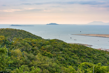 Naklejka premium Beautiful aerial panoramic view of the city of Sanya city from Luhuitou Park. Hainan, China.