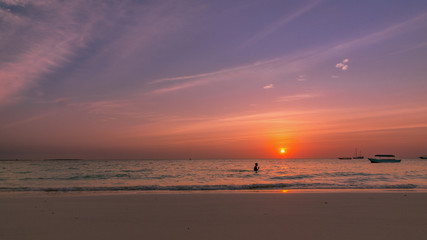 Sonnenuntergang am Strand in Sansibar Afrika Equator