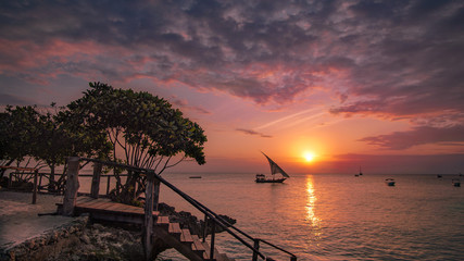 Sansibar sonnenuntergang im Afrika mit Boot im Hintergrund