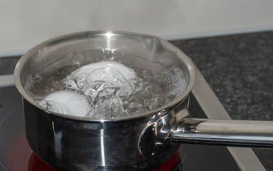 Eier im Wasser kochen