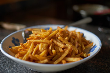 handgemachte Pommes Frittes in Keramikschüssel