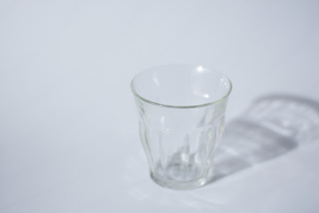空っぽのグラス（白背景）