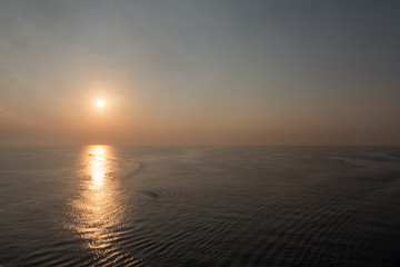Sonnenuntergang mit Reflexion auf dem Meer