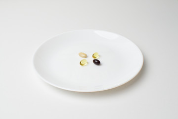 Multivitamin and mineral supplements. Plate with tablets. Meal replacement.