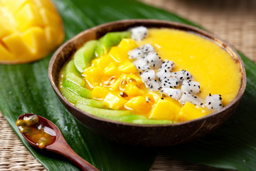mango smoothie bowl