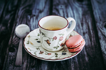 Tasse de café au look rétro et son macaron framboise