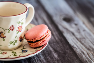 Tasse de café au look rétro et son macaron framboise