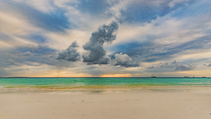 Wolken am Strand Sansibar