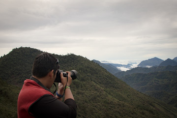 Fotógrafo tomando un gran paisaje de montaña