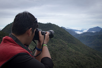 Fot&oacute;grafo tomando un gran paisaje de monta&ntilde;a