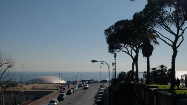 N&aacute;poles. Tr&aacute;fico junto al Palacio Real y el mar mediterr&aacute;neo. Campania, Italia, Europa.