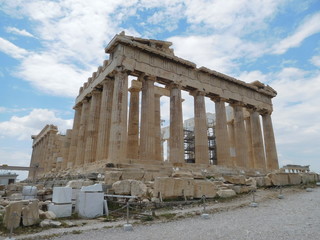 Obraz premium Akropol w Atenach w słoneczny dzień z pewnymi chmurami