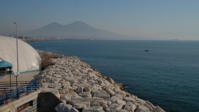 N&aacute;poles. Pescador en barca y Vesubio. Campania, Italia, Europa.