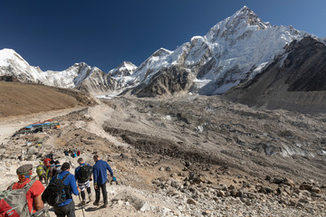 Fototapeta premium Trekker approaching Everest base Camp and Mt Everest