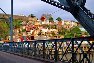 vista panoramica della città di Porto in Portogallo, sulle rive del fiume Douro, noto per i suoi grandi ponti e la produzione del vino Porto - obrazy, fototapety, plakaty
