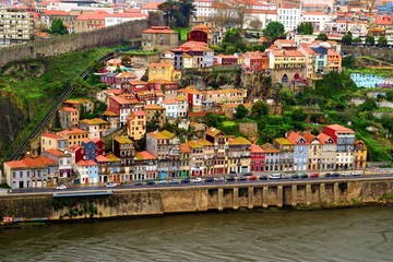 vista panoramica della città di Porto in Portogallo, sulle rive del fiume Douro, noto per i suoi...