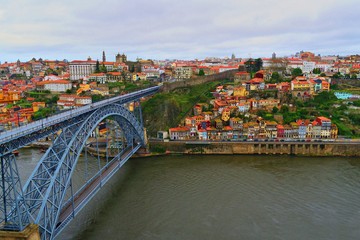 Fototapeta na wymiar vista panoramica della città di Porto in Portogallo, sulle rive del fiume Douro, noto per i suoi grandi ponti e la produzione del vino Porto