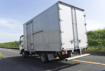 中型トラック 箱車	