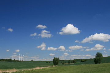 Blauer Himmel mit kleinen Wolken Schäfchenwolken und Windräder