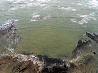 Plage, rochers et vagues vue du ciel