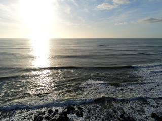 vagues s'échouant sur la cote rocheuse face à l'océan