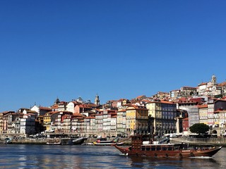 Fototapeta na wymiar Porto Fluss mit Boot