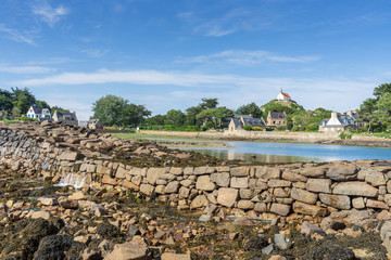 Vue sur l'étang du Moulin à Marée du Birlot et la Chapelle St-Michel, île de Bréhat, Côtes D'armor, Bretagne