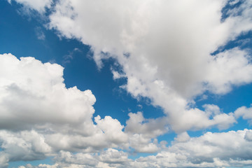 Obraz premium Beautiful blue sky with white clouds