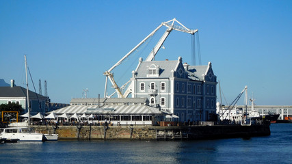 Kapstadt in S&uuml;dafrika im Sommer in der N&auml;he dea Hafen mit Kr&auml;nen, docks, Schiffen und Restaurants