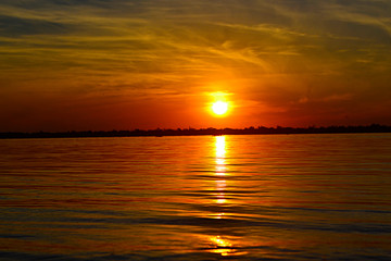 Fototapeta premium Atardecer con reflejo en el agua