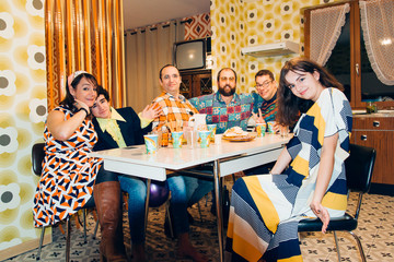 Obraz na płótnie Canvas une famille dans une cuisine ancienne. Une famille vintage dans les années 70. Une famille rétro.