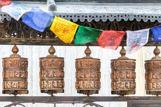 Nahansicht von Gebetsm&uuml;hlen mit Gebetsfahnen an der Swayambhunath Stupa, Kathmandu, Nepal