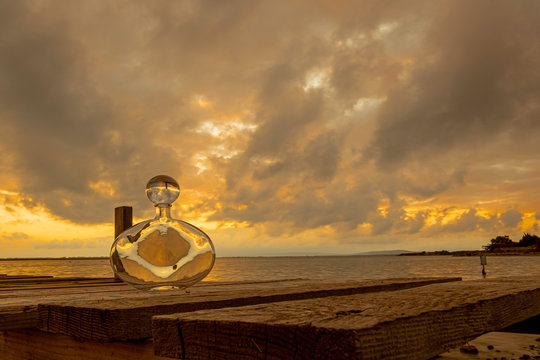 Boule de cristal avec flacon de verre. Coucher de soleil.