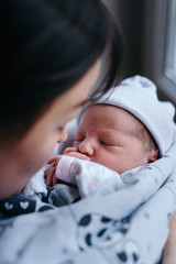 Authentic photography of a mother with a newborn. 