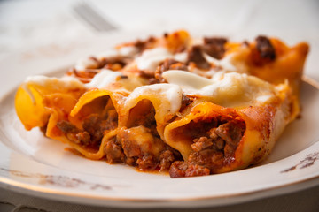 Cannelloni ripieni di ragu e besciamella