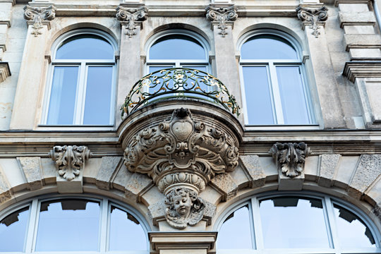 Fachada de casa  con balc&oacute;n.