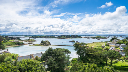 Fototapeta premium Vue sur le Moulin à Marée et l'étang du Birlot depuis la Chapelle St-Michel, île de Bréhat, Côtes D'armor, Bretagne