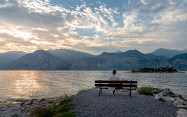 Fototapeta na wymiar Sonnenuntergang in Italien am Gardasee mit Frau 