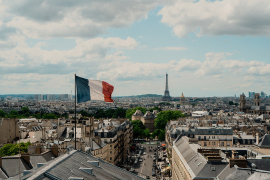 Mirador con vistas rom&aacute;nticas y panor&aacute;mica a la ciudad de Paris, Torre Eiffel y bandera de Francia