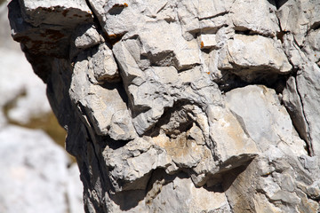 Weiße scharfe Felsen, Felswand Textur aus Kalk Gestein in den Bergen der Dolomiten. Stein Struktur mit Risse und Kanten. Griffe zum Alpin Klettern.