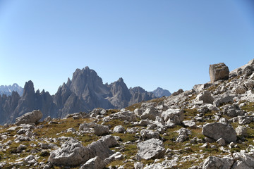 Dolomiten Wanderung im Herbst rund um die Drei Zinnen mit schöner Bergkulisse zur Drei-Zinnen-Hütte in Südtirol Italien Europa