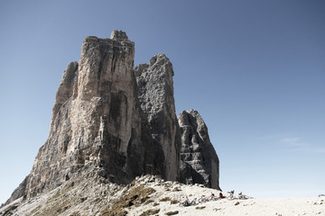 Dolomiten Wanderung im Herbst rund um die Drei Zinnen mit schöner Bergkulisse zur Drei-Zinnen-Hütte in Südtirol Italien Europa