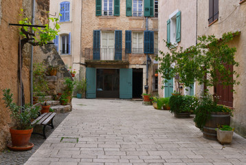 Fototapeta na wymiar Ruelle de la place de la Basse Fontaine à Villecroze (83690), département Var en région Provence-Alpes-Côte d'Azur, France