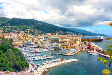 Fototapeta na wymiar Bastia Hafen Korsika Frankreich Boote Hafenpromenade schiffe farbenfroh wasser meer berg stadt 