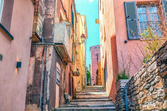 Bastia Stadt in Korsika Frankreich Bastiglia  Gasse schlendern Hauswand frabenfroh hafenstadt 