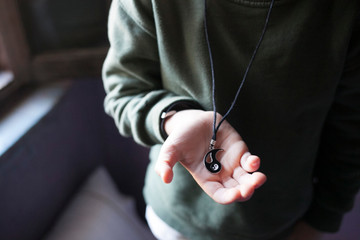 collar con simbolo del yang en mano de niño